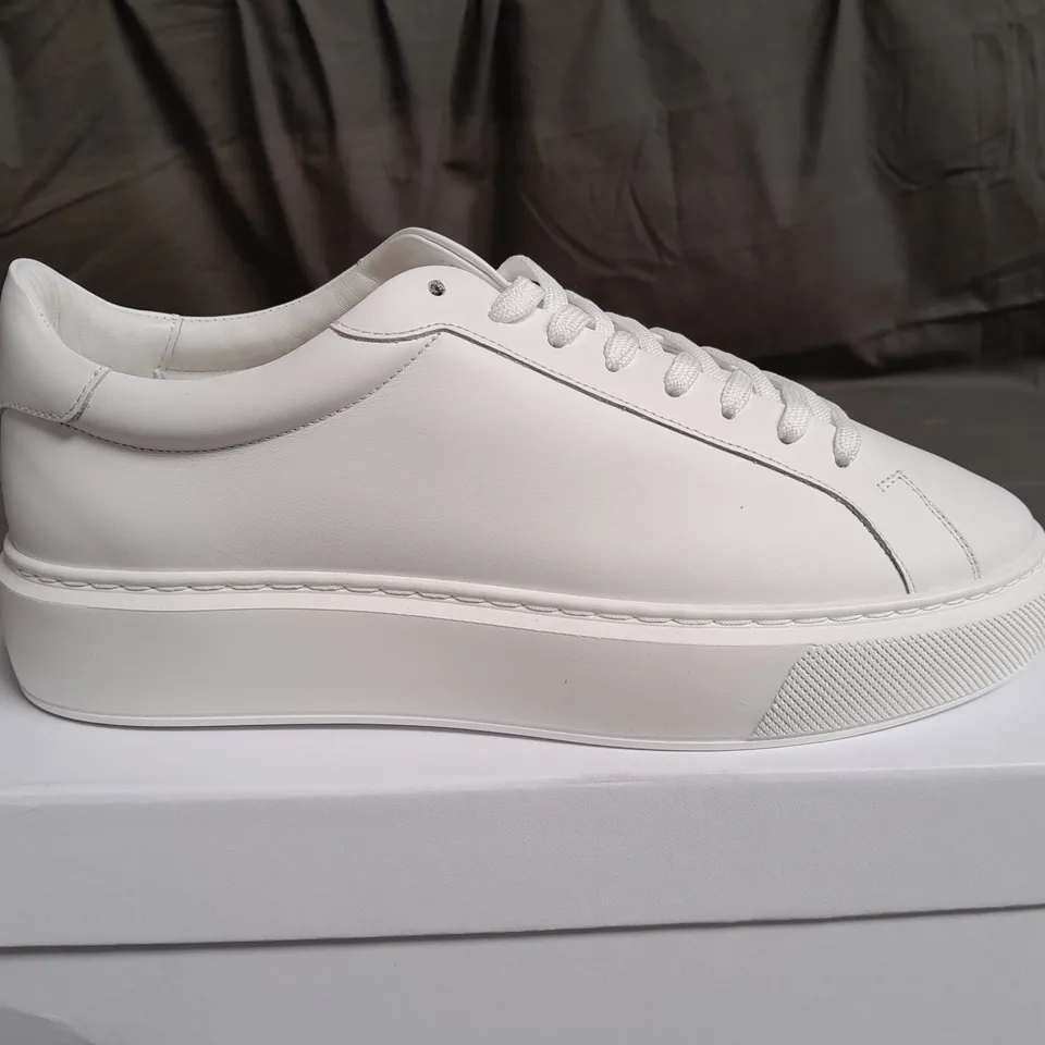 BOXED PAIR OF ARNE ESSENTIAL WHITE LEATHER TRAINERS SIZE UK 9