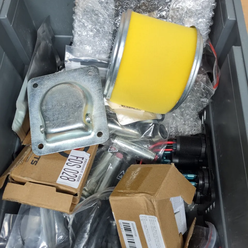 APPROXIMATELY 10 ASSORTED VEHICLE PARTS/ACCESSORIES TO INCLUDE WHEEL BEARING WEIGHTS, CHARGING SOCKET, FILTER ETC
