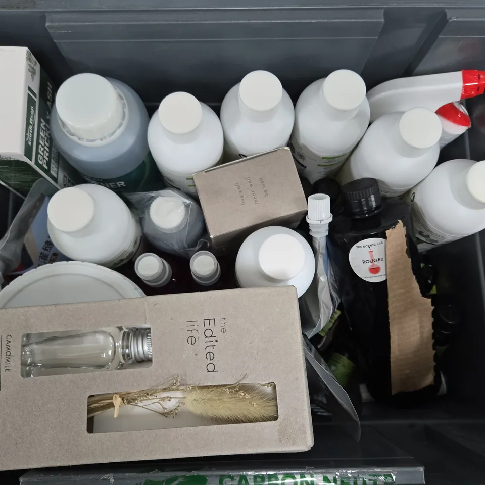 APPROXIMATELY 20 ASSORTED HOUSEHOLD ITEMS TO INCLUDE WOOD WATERBRONE PAINT, GREEN PICKLY ASH HERBAL MITE REMOVAL, STAIN REMOVAL CLEANING SPRAY, ETC - COLLECTION ONLY