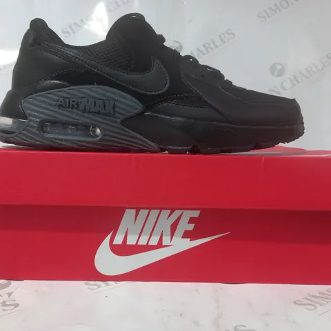 BOXED PAIR OF NIKE AIR MAX EXCEE SHOES IN BLACK UK SIZE 6.5