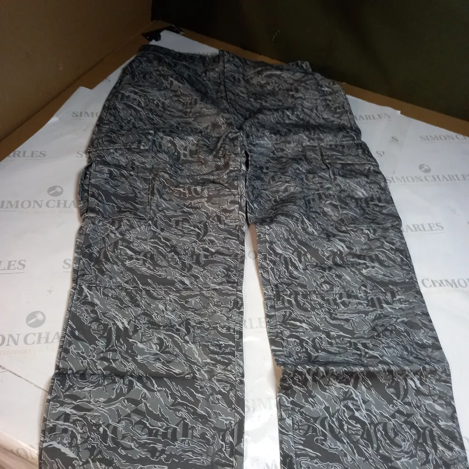 GALLERY PATTERNED CARGO PANTS SIZE 34 