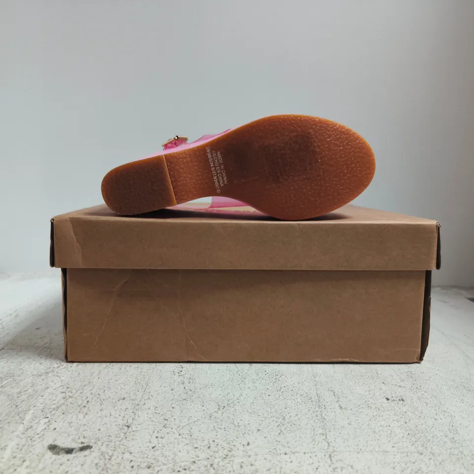 BOXED PAIR OF STEVE MADDEN PEEP TOE PLATFORM WEDGE HEEL SANDALS IN PINK SIZE EU 38