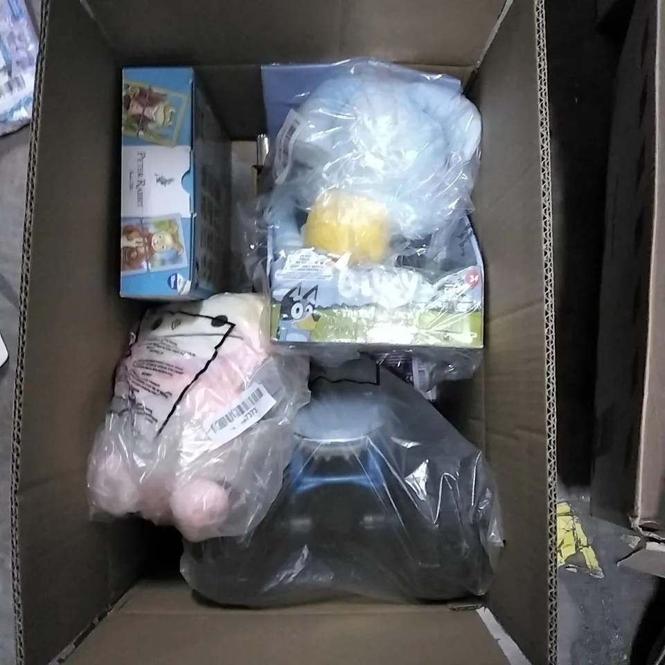 BOX OF ASSORTED KIDS TOYS AND GAMES TO INCLUDE; BLUEY TEDDY, TOY STORY FIGURES, CAT LITTLE MACHINES ETC