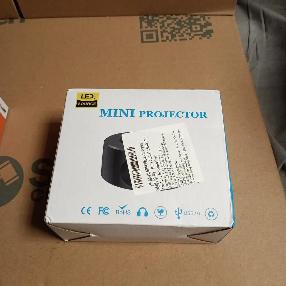 APPROXIMATELY 10 ASSORTED ELECTRICAL ITEMS INCLUDING SMART HOME VIDEO DOORBELL , WORKING LAMP AND MINI PROJECTOR 