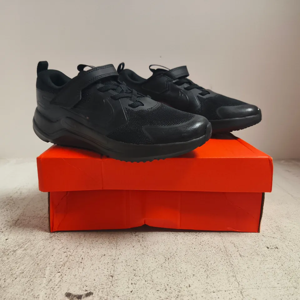 BOXED PAIR OF NIKE COSMIC RUNNER TRAINERS IN BLACK SIZE UK 2