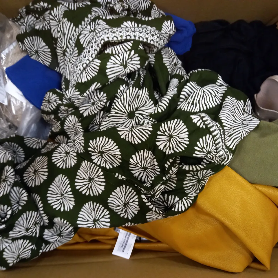 BOX OF APPROXIMATELY 15 ASSORTED HOUSEHOLD ITEMS TO INCLUDE DESIGNER PEARL COLOUR MAKE UP BAG, DESIGNER FAUX VELVET TOP, DESIGNER FLORAL SHIRT, ETC