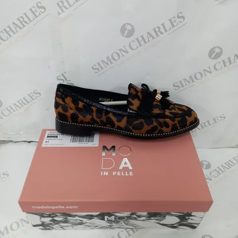 BOXED PAIR OF MODA IN PELLE KINSLEY LEOPARD PONY SIZE 8 