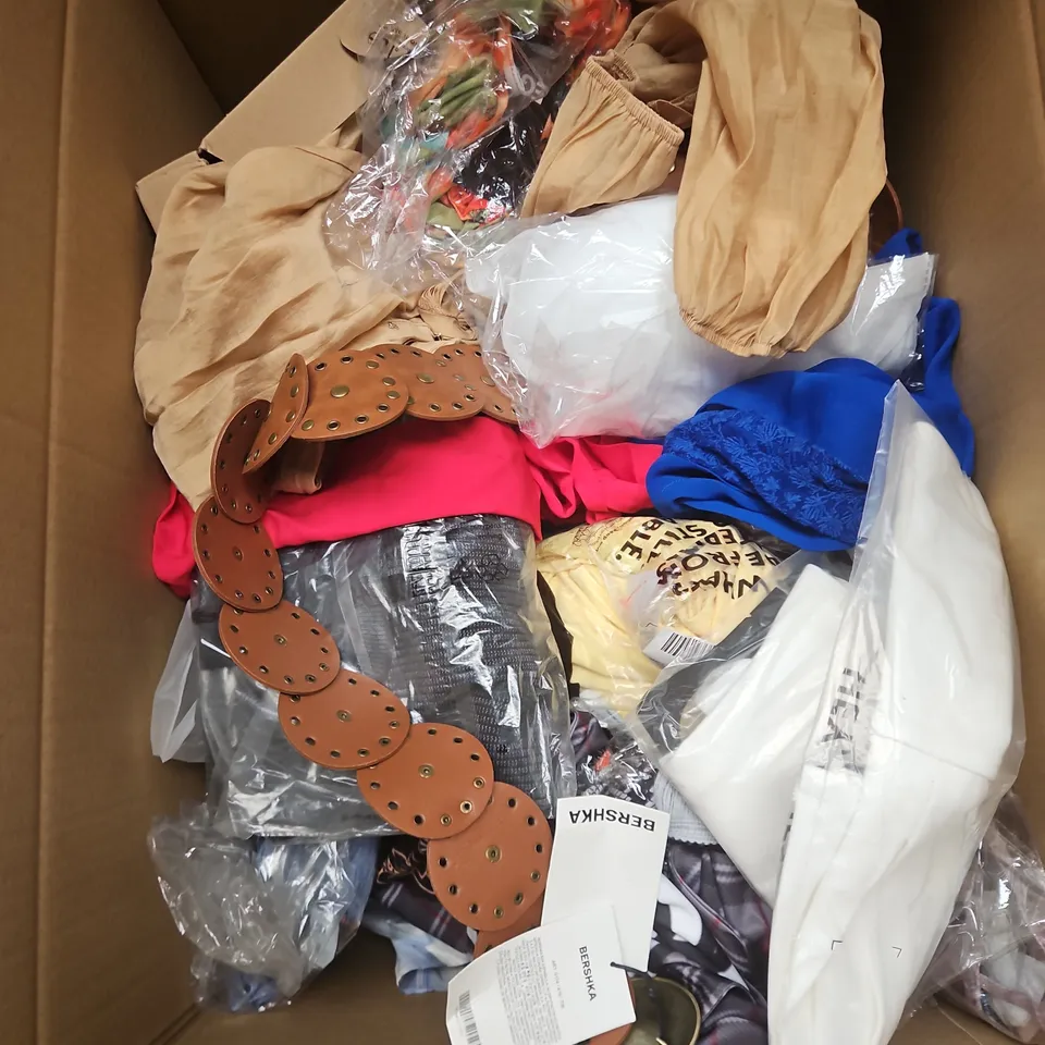 BOX OF APPROXIMATELY 20 ASSORTED CLOTHING ITEMS TO INCLUDE JEANS, DRESS, CARDIGAN, ETC