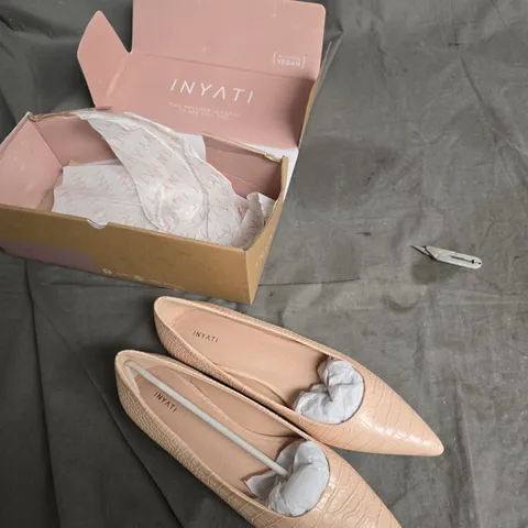 INYATI PEACH CROCO LEATHER POINTED-TOE FLATS β WOMENβS SHOES, UK 7 (EU 40)