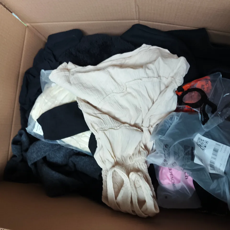 APPROXIMATELY 25 ASSORTED CLOTHING ITEMS IN VARIOUS SIZES, STYLES & COLOURS TO INCLUDE BRANDS SUCH AS RATHER PREACH, HANES, ASOS, ETC - COLLECTION ONLY