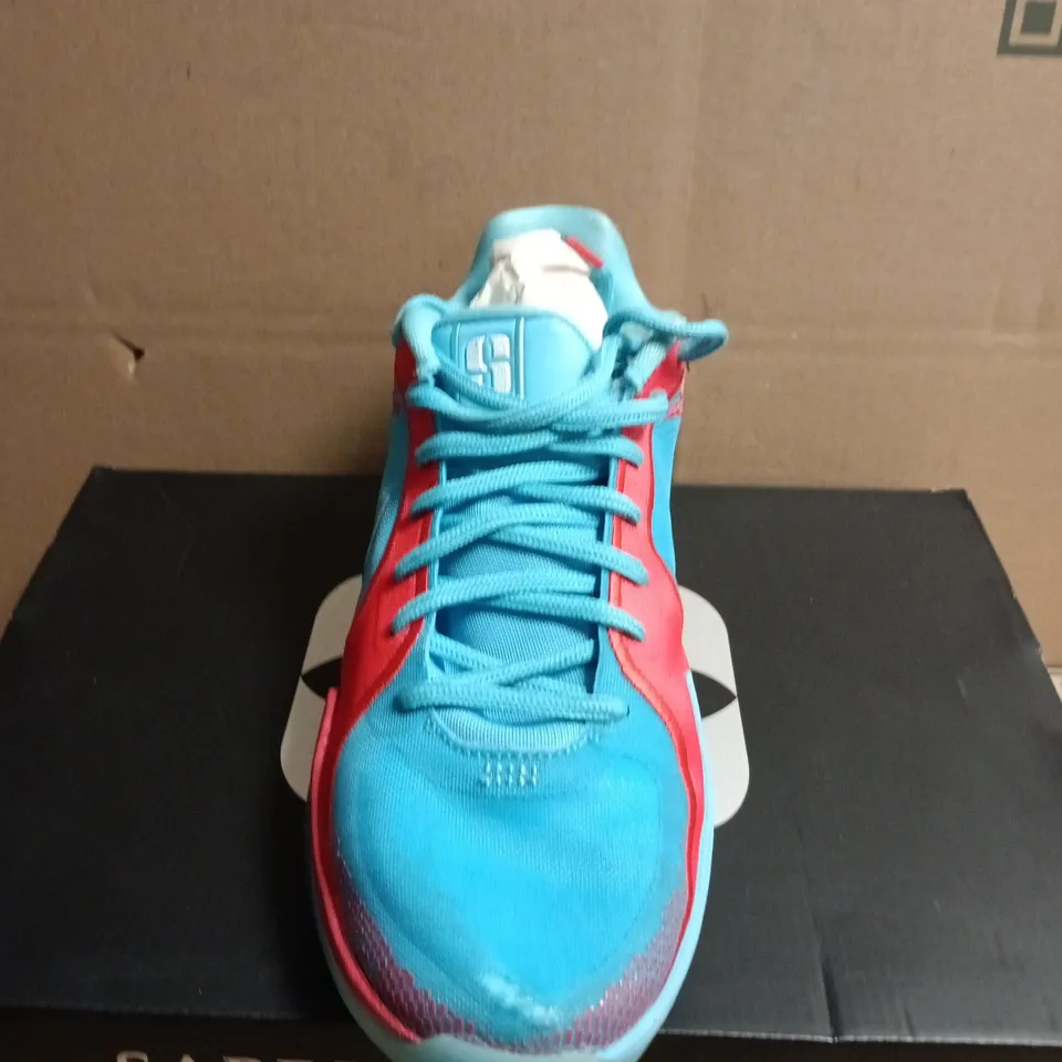 BOXED PAIR OF NIKE SABRINA 2 WOMEN’S BASKETBALL SHOES – UK SIZE 7