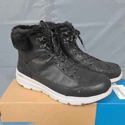 BOXED PAIR OF SKECHERS GLACIAL ULTRA COZYLY BOOTS IN BLACK - SIZE 6.5