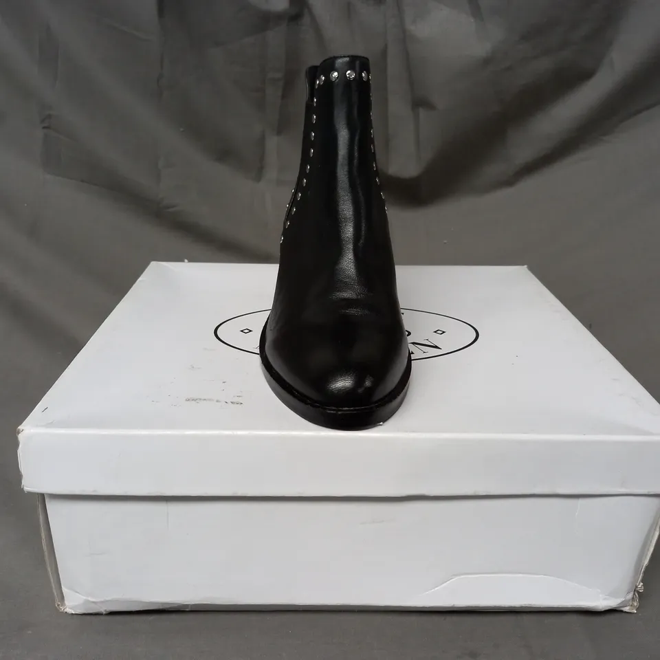 BOXED PAIR OF STEVE MADDEN CADE LEATHER ANKLE BOOTS IN BLACK EU SIZE 36