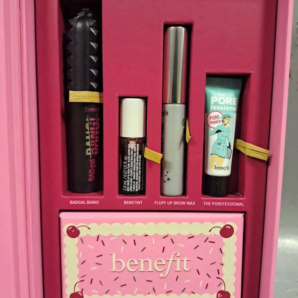 BOXED BENEFIT BEAUTY WHISK TAKER MAKE-UP SET 