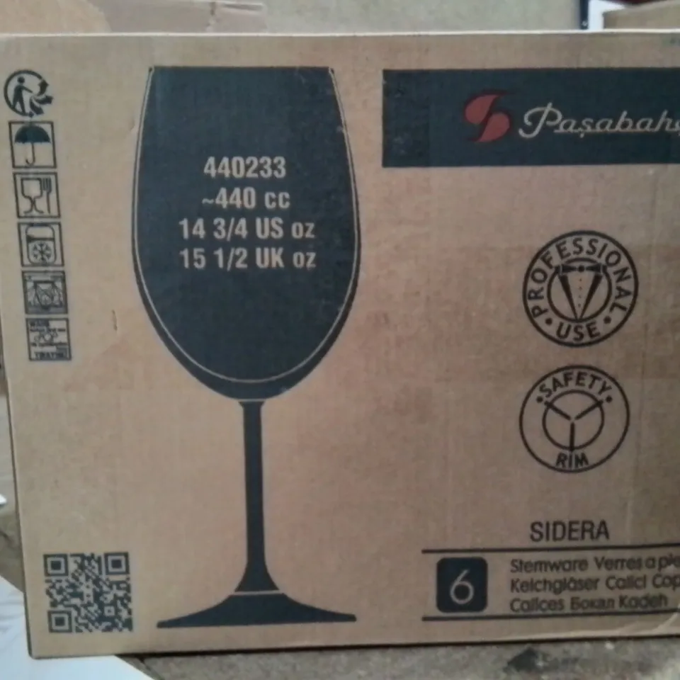 BOX CONTAINING 6 WINE GLASSES