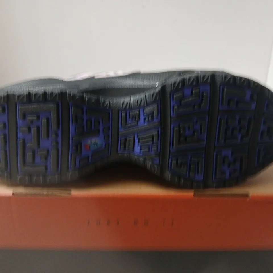 BOXED PAIR OF NIKE AIR MAX SNDR SHOES – SIZE 7.5