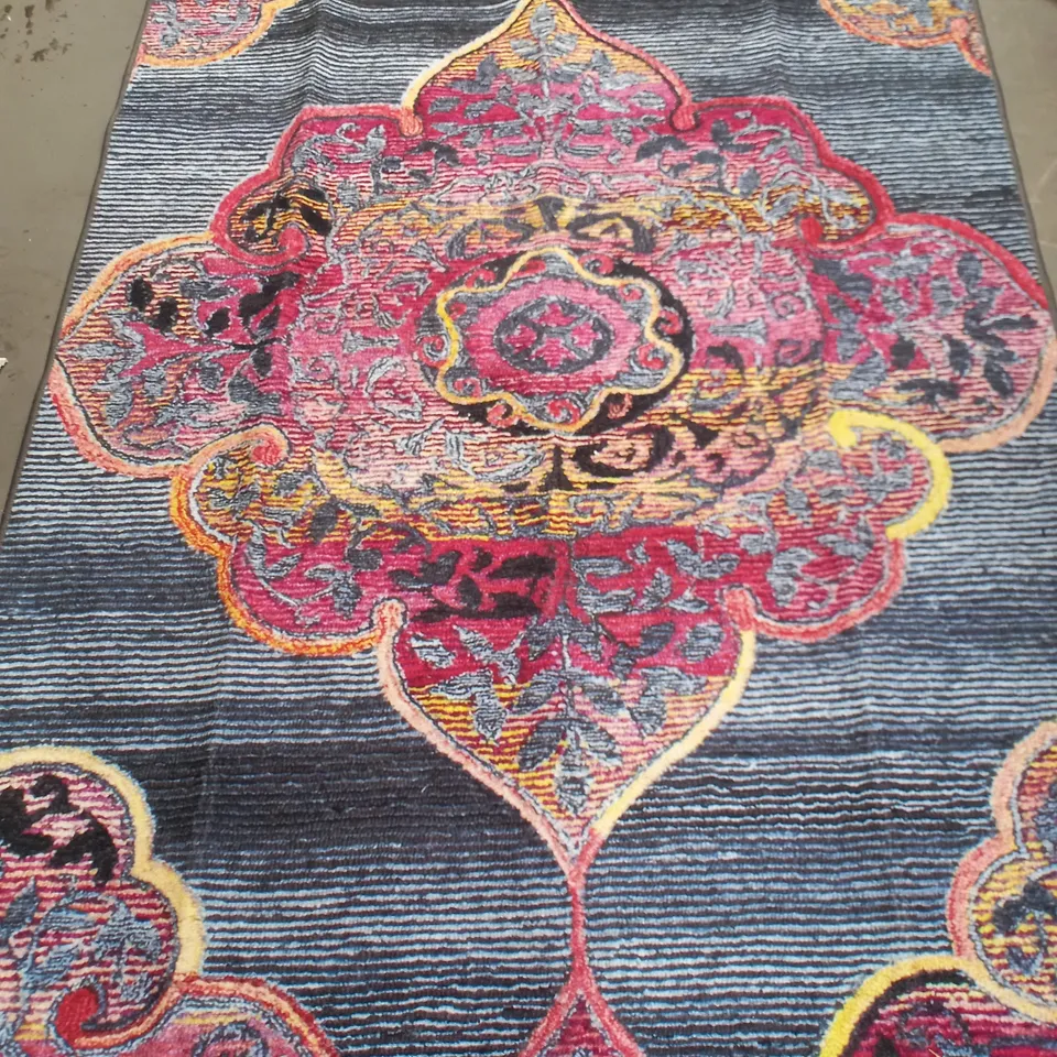 TRADITIONAL DESIGN RUG IN RED/BLACK - 200X140cm