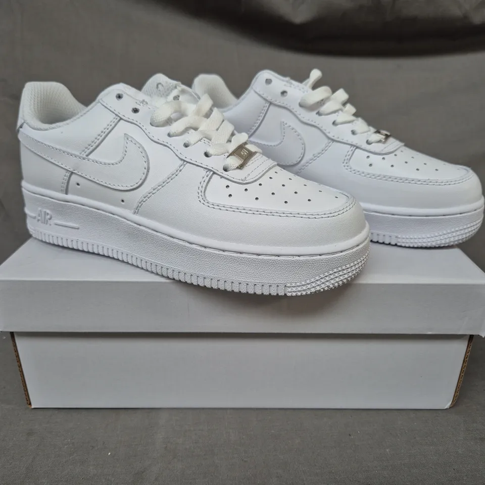 BOXED PAIR OF NIKE AIR FORCE 1 '07 SHOES IN WHITE UK SIZE 3.5