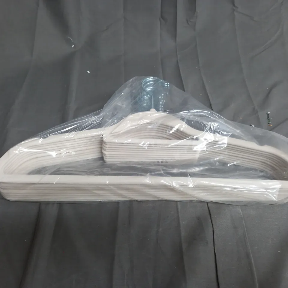 BOX OF 20 VELVET HANGERS