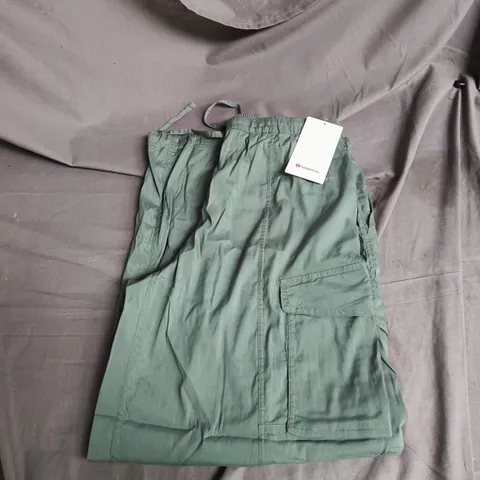 LULULEMON LIGHTWEIGHT MR CARGO PANT – GREEN – SIZE L