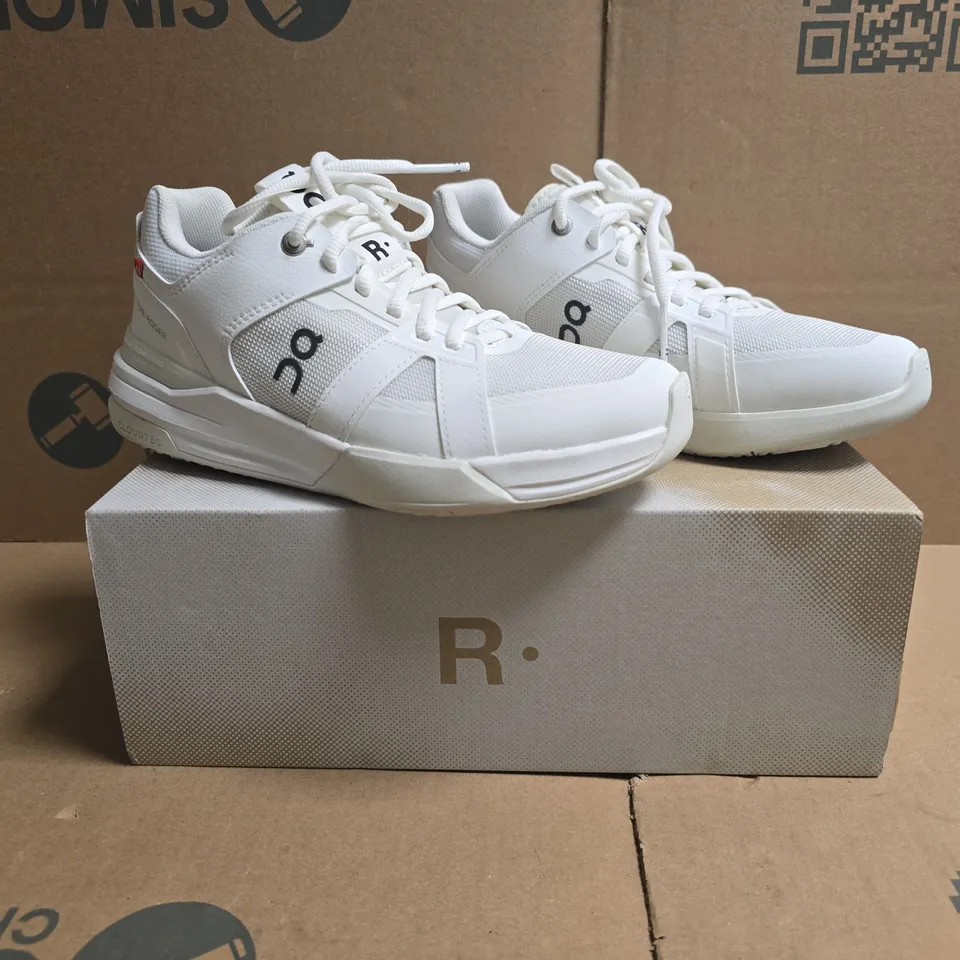BOXED PAIR OF ON THE ROGER CLUBHOUSE PRO TRAINERS IN WHITE/ICE SIZE UK 4.5
