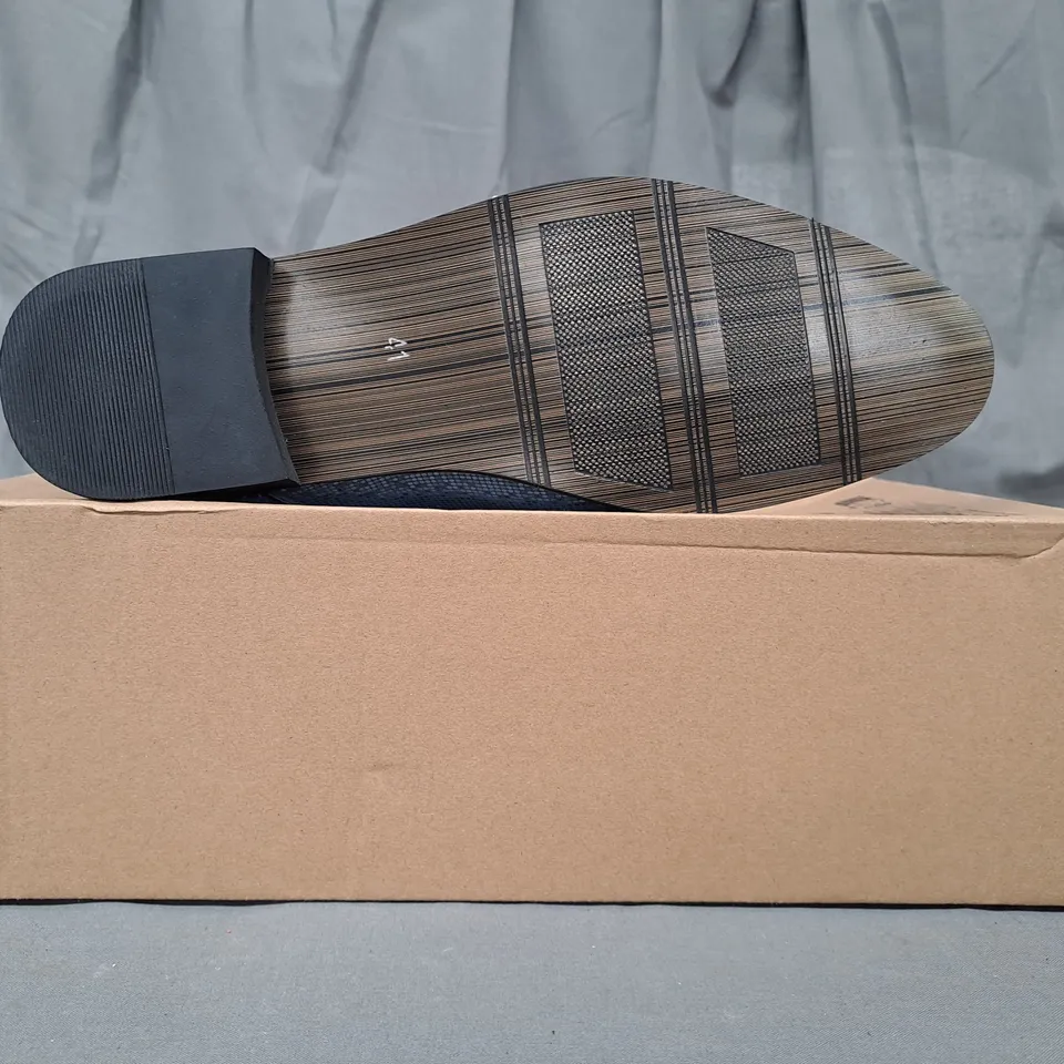 BOXED PAIR OF DESIGNER LACE UP SHOES IN BLUE EU SIZE 41