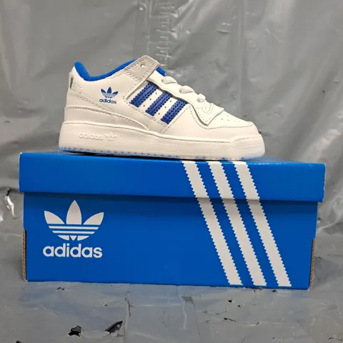 BOXED PAIR OF ADIDAS FORUM LOW INFANT SHOES IN WHITE/BLUE SIZE UK 8