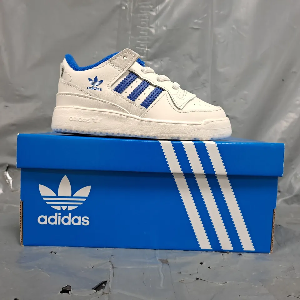BOXED PAIR OF ADIDAS FORUM LOW INFANT SHOES IN WHITE/BLUE SIZE UK 8