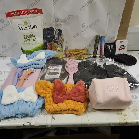 BOX OF APPROXIMATLY 20 ITEMS TO INCLUDE BATH SALT, MENS SHAVER, WOEMNES RAZOR ETC