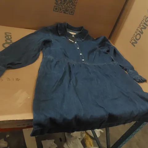 BOX CONTAINING APPROXIMATELY 15x BRAND NEW SIMPLY BE MID WASH FRILL COLLAR DRESSES - SIZE 14