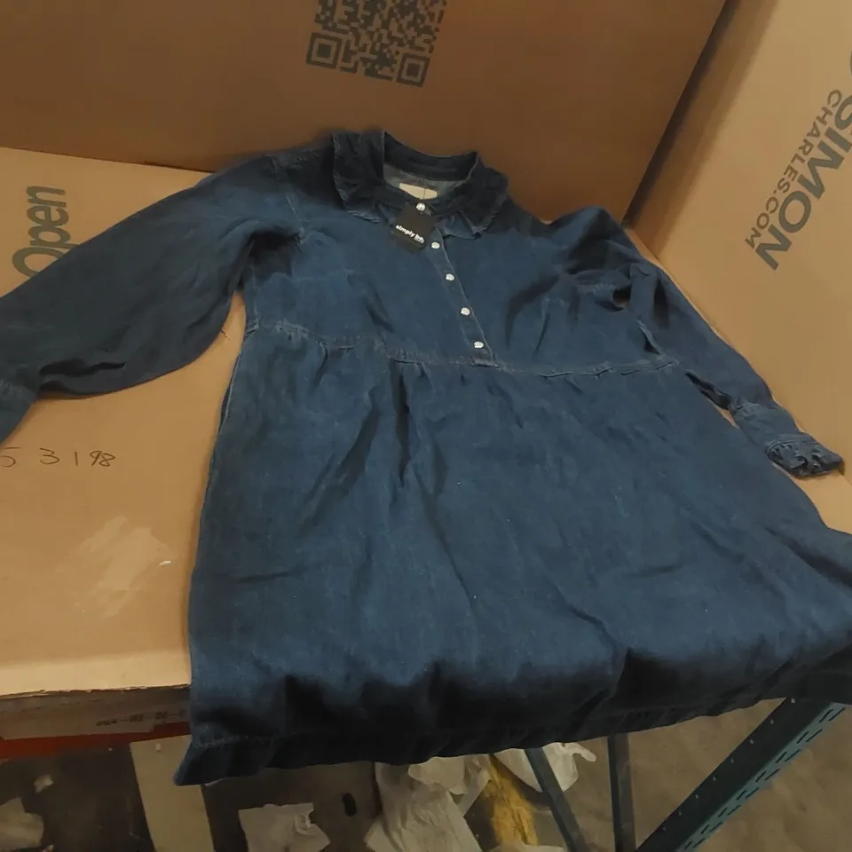 BOX CONTAINING APPROXIMATELY 15x BRAND NEW SIMPLY BE MID WASH FRILL COLLAR DRESSES - SIZE 14