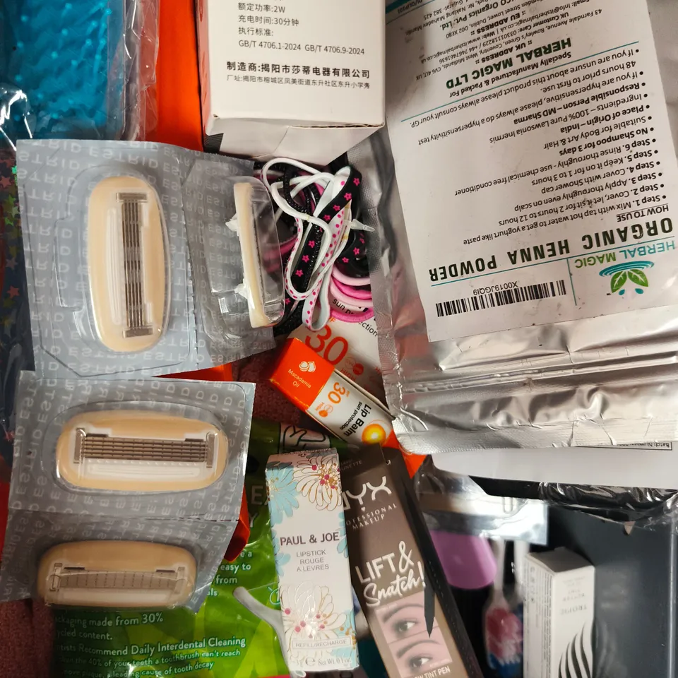APPROX 12 ASSORTED BEAUTY PRODUCTS TO INCLUDE SHAVER, SILICONE RELINE DENTURE SET, BOOTS COTTON BUDS, ETC