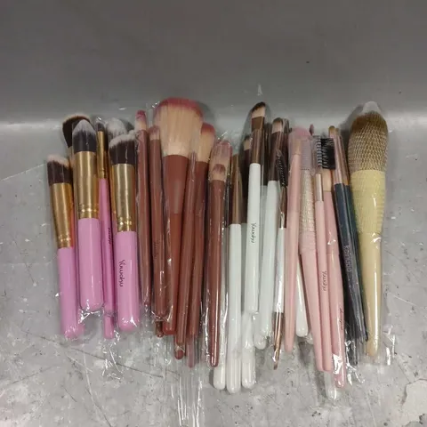 APPROXIMATELY 20 ASSORTED MAKE-UP BRUSHES