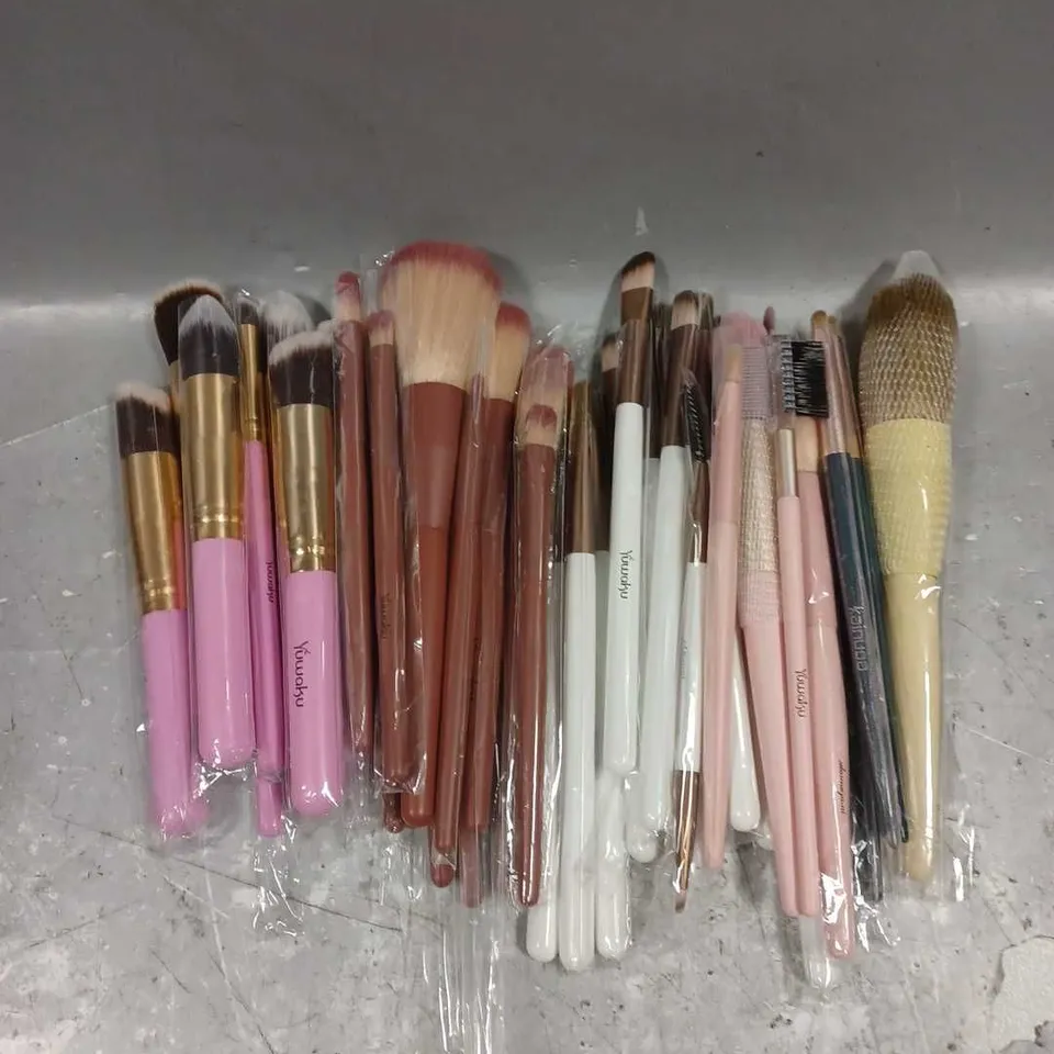 APPROXIMATELY 20 ASSORTED MAKE-UP BRUSHES