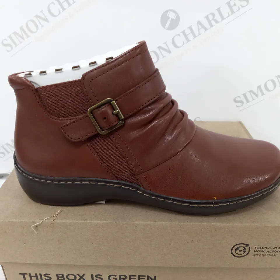 BOXED CLARKS CORA ROUCHED IN DARK TAN LEA - UK 4