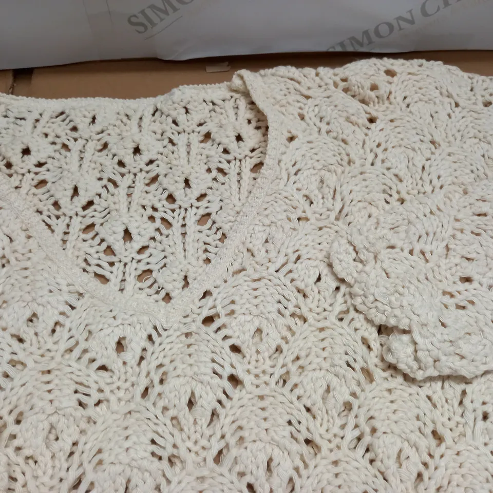 LOT OF APPROXIMATELY 20 CROCHET PULL V-NECK JUMPERS - SIZE UNSPECIFED