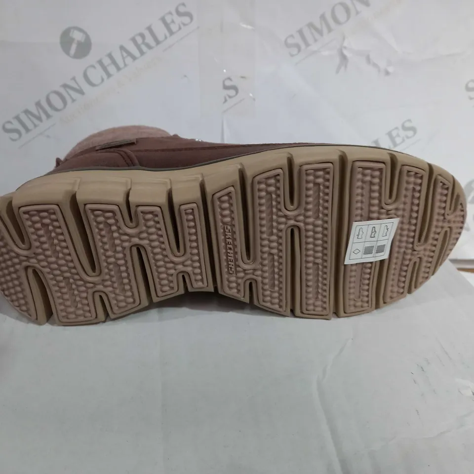 BOXED SKECHERS SYNERGY WARM TECH BOOTS, BROWN - SIZE 3.5