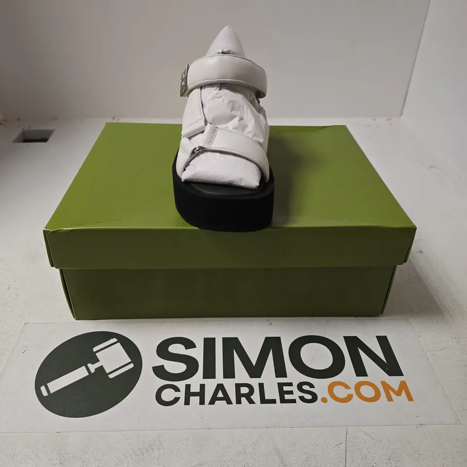 BOXED PAIR OF TONY BURCH MELLOW PLATFORM SANDAL NAPP LEATHER SANDALS IN OPTIC WHITE - US 6.5