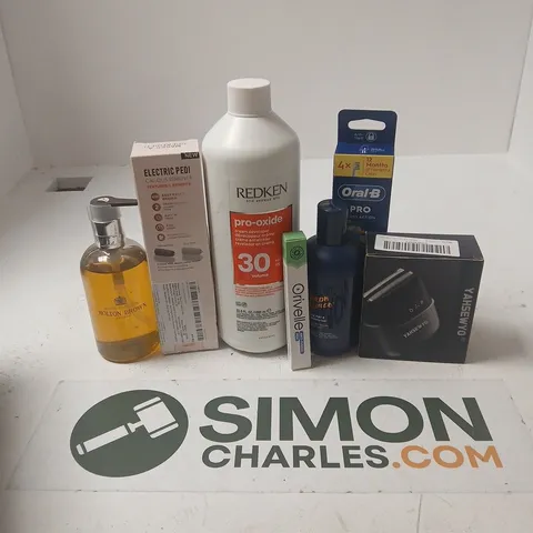 APPROXIMATELY 15 ASSORTED HEALTH & BEAUTY PRODUCTS TO INCLUDE REDKEN PRO-OXIDE CREAM DEVELOPER. MOLTON BROWN BATH & SHOWER GEL, AARON WALLACE SOFTENING HAIR & BEARD MOISTURISER, ETC - COLLECTION ONLY