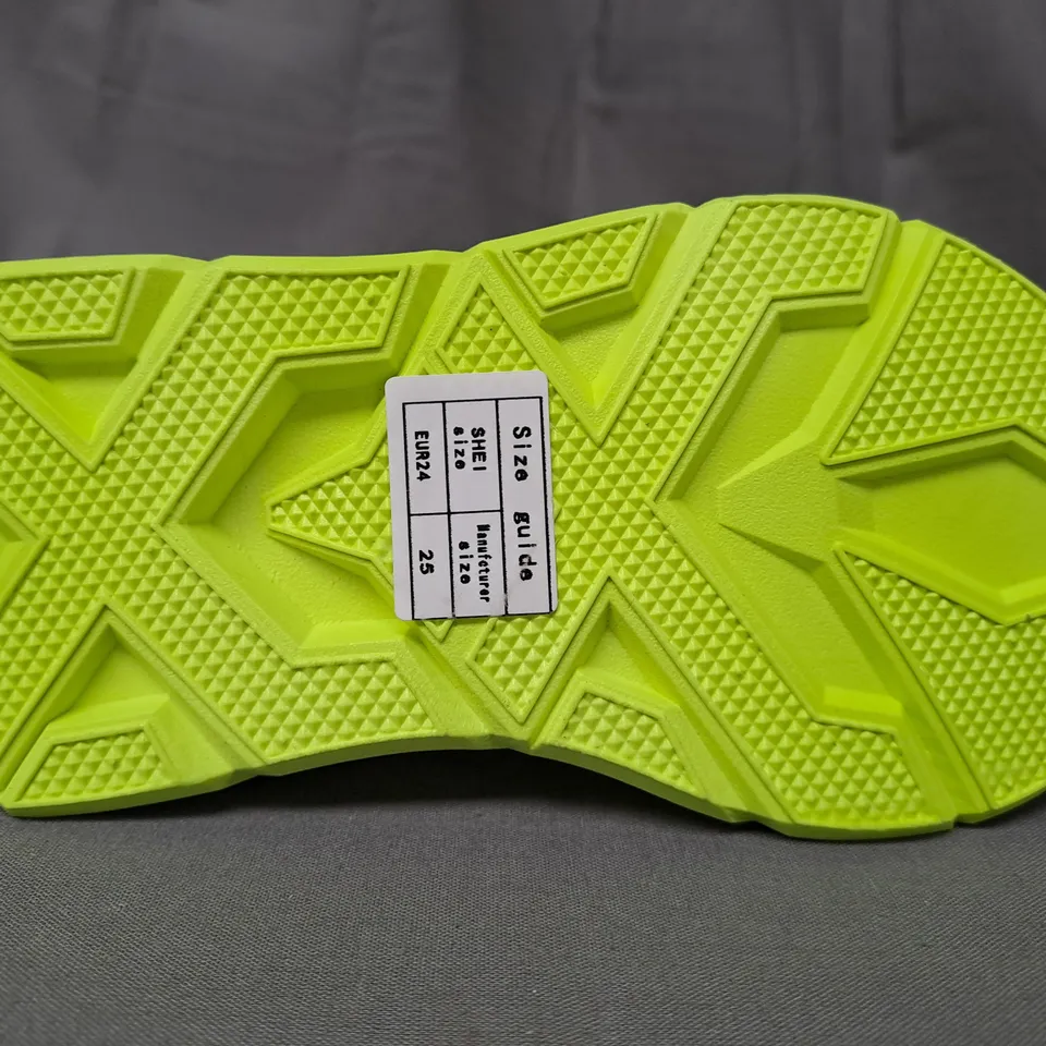BOXED PAIR OF DESIGNER KIDS SHOES IN NEON GREEN EU SIZE 25
