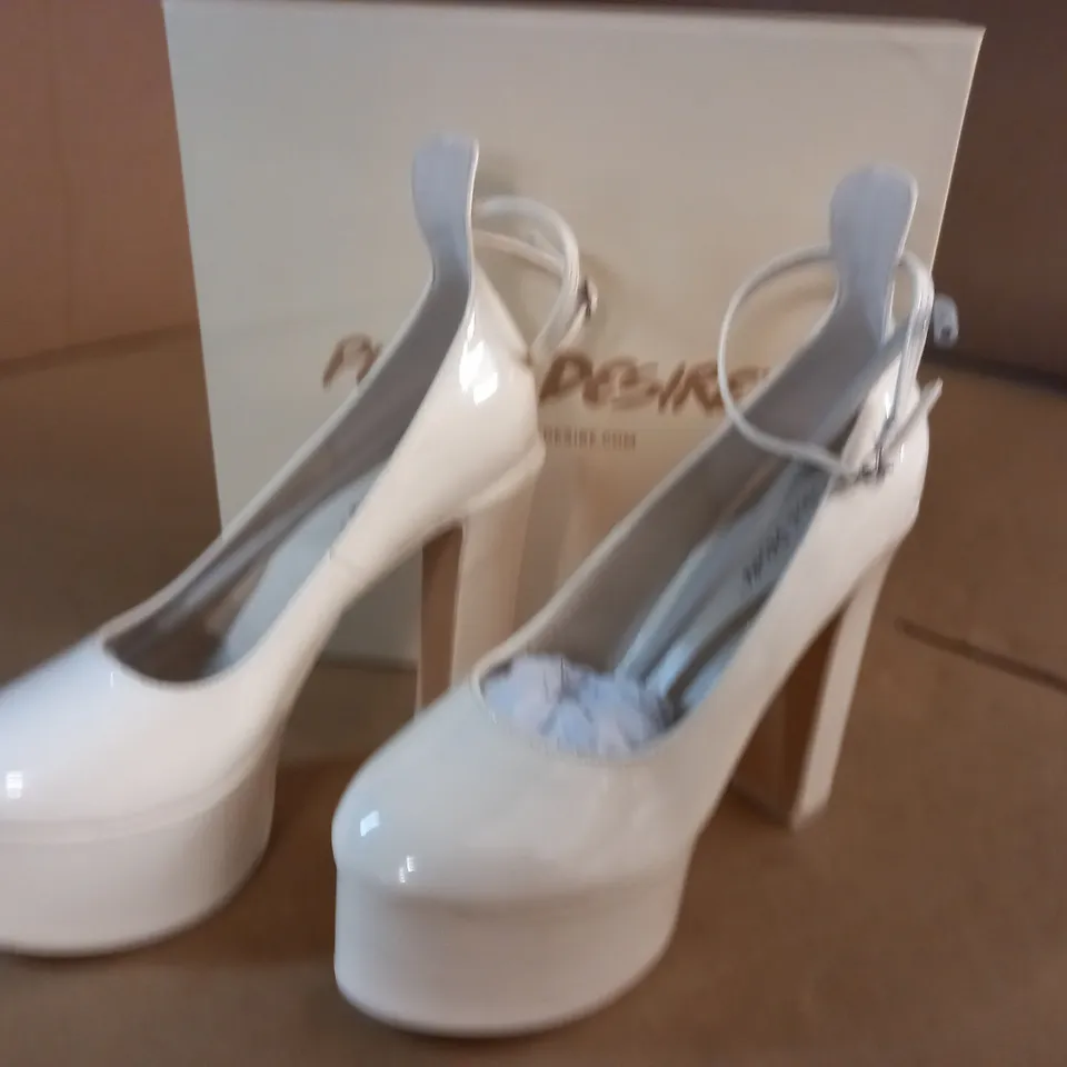 PAIR OF PUBLIC DESIRE DONATELLA HEELED SHOES IN ECRU - 6