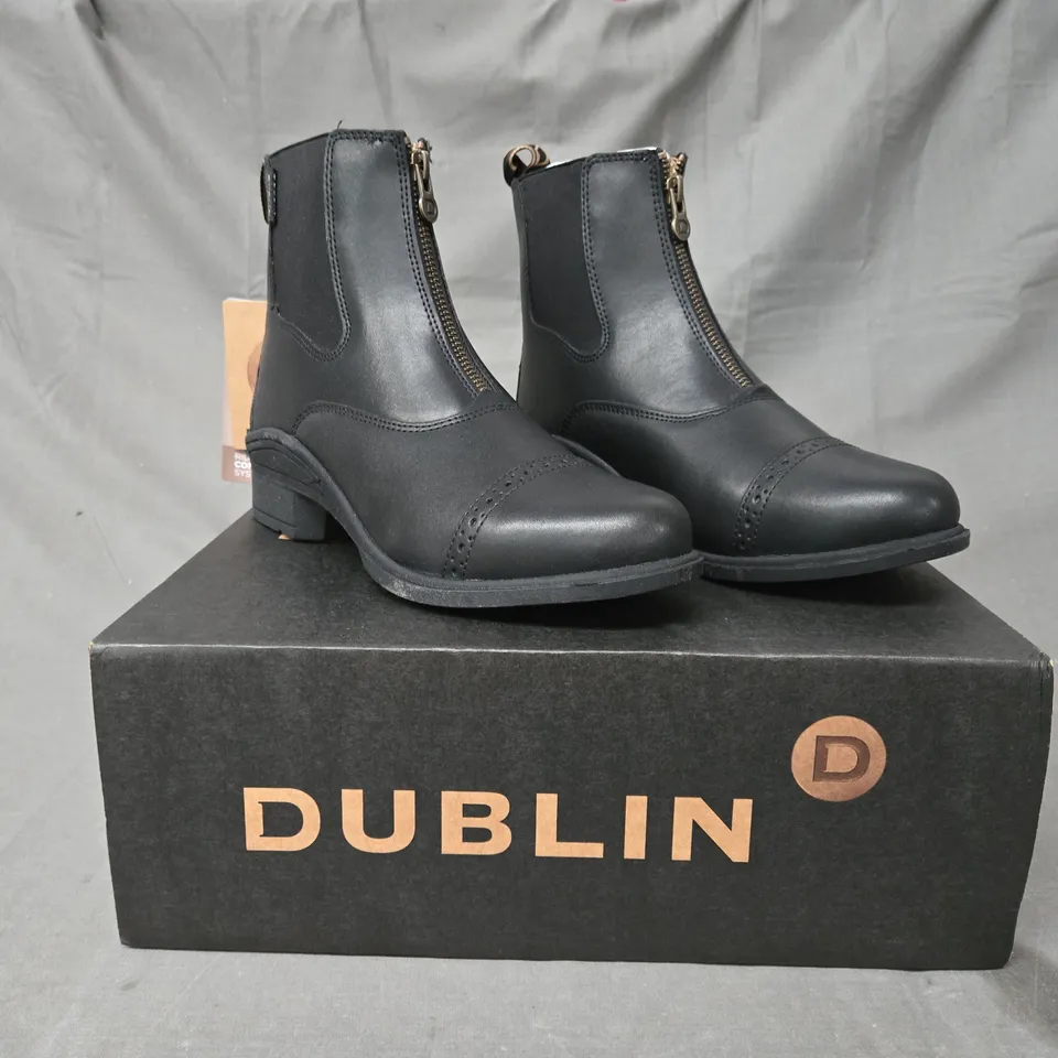 BOXED PAIR OF DUBLIN ALTITUDE ZIP BOOTS IN BLACK UK SIZE 5