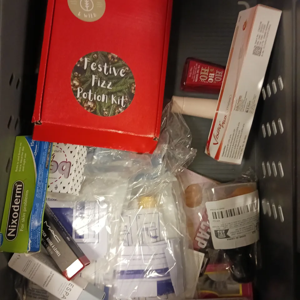 APPROXIMATELY 20 ASSORTED HEALTH & BEAUTY PRODUCTS TO INCLUDE PILLOW ROLLERS, DIOR LIP MAXIMISER, COCONUT DAIQUIRI HAND CREAM ETC 