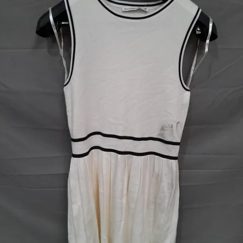 ABERCROMBIE & FITCH SLEEVELESS DRESS IN WHITE/BLACK - MEDIUM