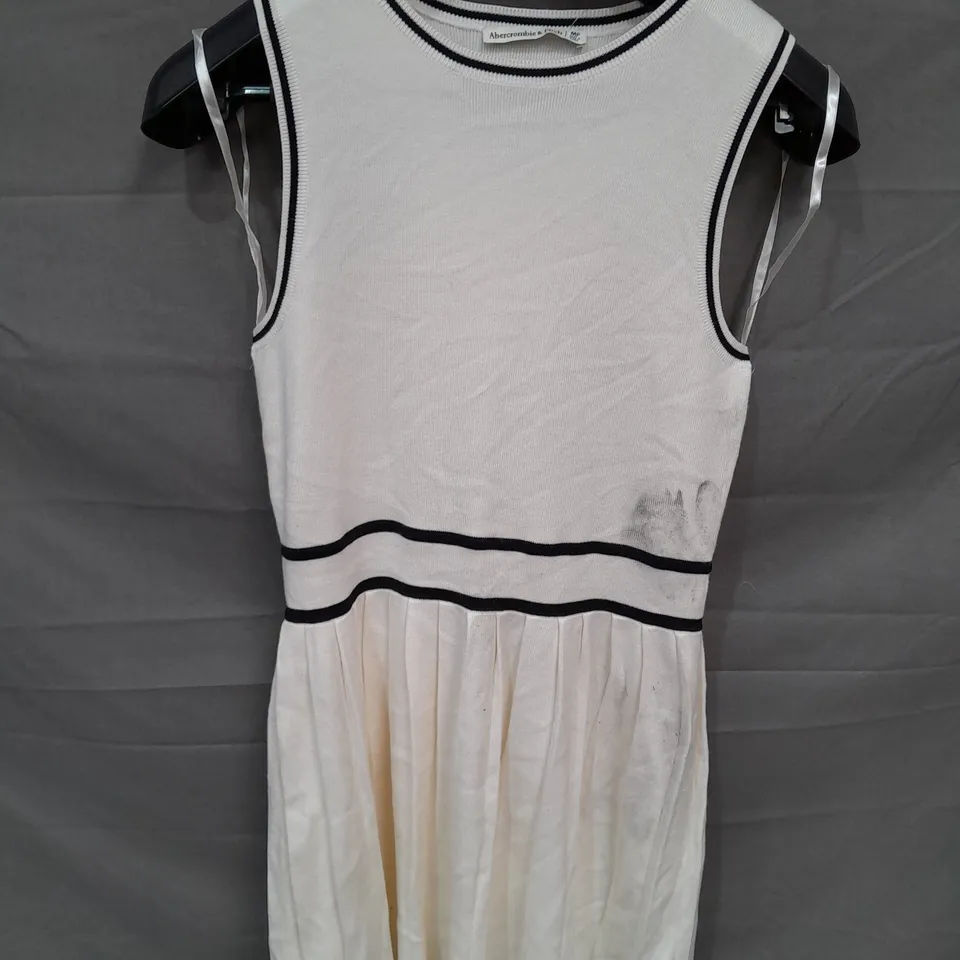 ABERCROMBIE & FITCH SLEEVELESS DRESS IN WHITE/BLACK - MEDIUM