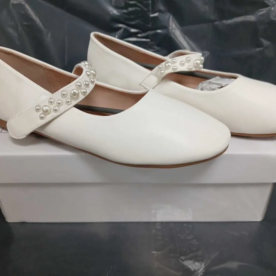BOXED PAIR OF UNBRANDED SHOES IN WHITE W. PEARL EFFECT DETAIL SIZE EU 39