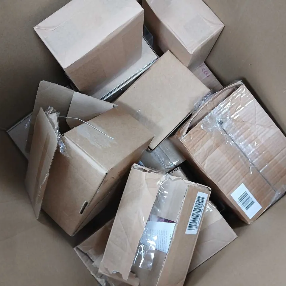 APPROXIMATELY 20 ASSORTED COSMETICS ITEMS FROM VARIOUS BRANDS TO INCLUDE LIZ EARLE, SBC, LAURA GELLER, ETC