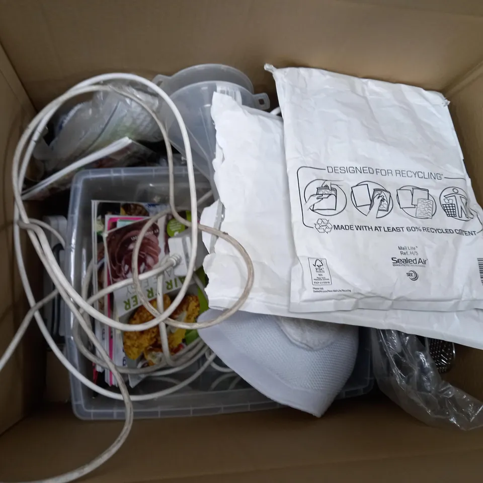 APPROXIMATELY 10 ASSORTED ITEMS TO INCLUDE TOWER EXTENSION LEAD, CLOTHES SEPERATORS, COOKBOOKS, ETC