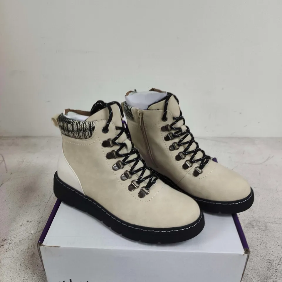 BOXED PAIR OF LOTUS WOMEN'S WINTER WHITE BOOTS – EU 39 (UK 6.5)