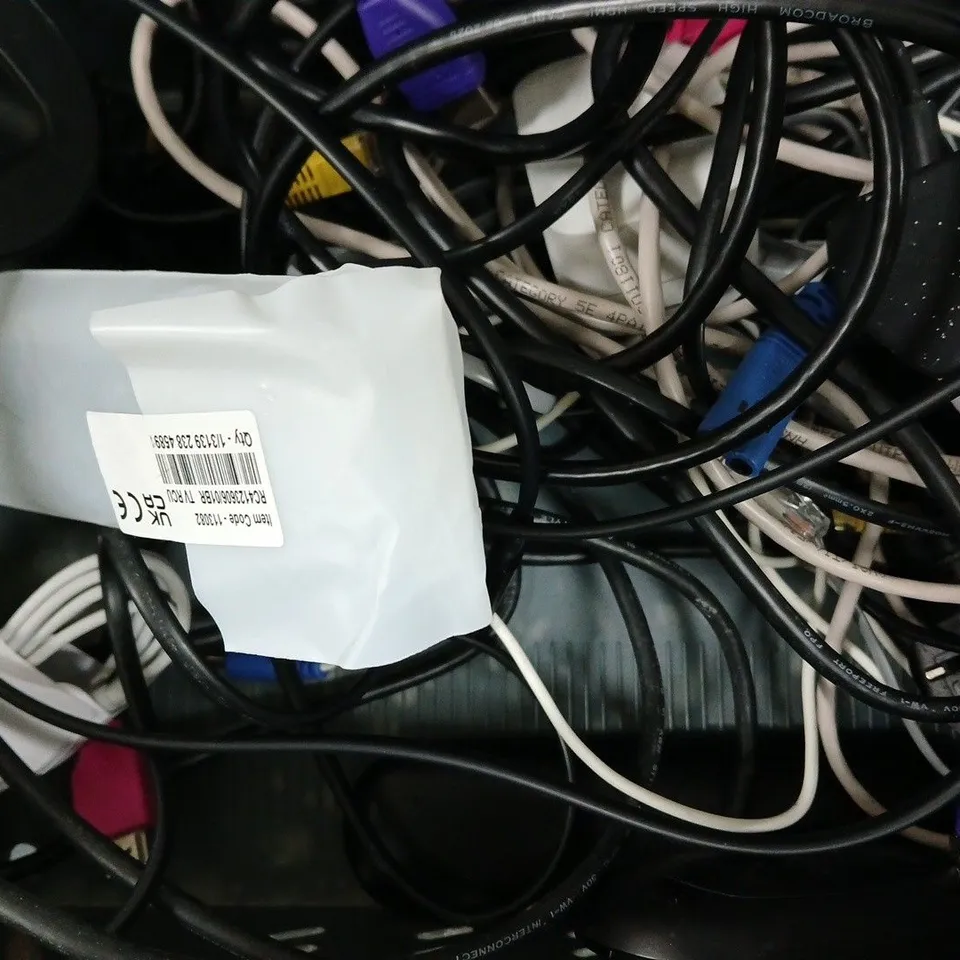 APPROXIMATELY 10 ASSORTED HOUSEHOLD ELECTRICAL ITEMS TO INCLUDE VARIOUS CABLES AND POWER ADAPTERS ETC